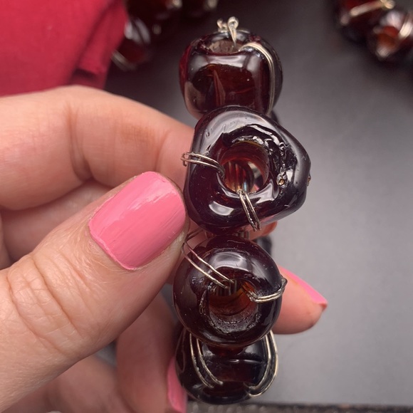 8 Set of Amber Glass Bead Napkin Rings on Silver Wire. - Picture 5 of 7